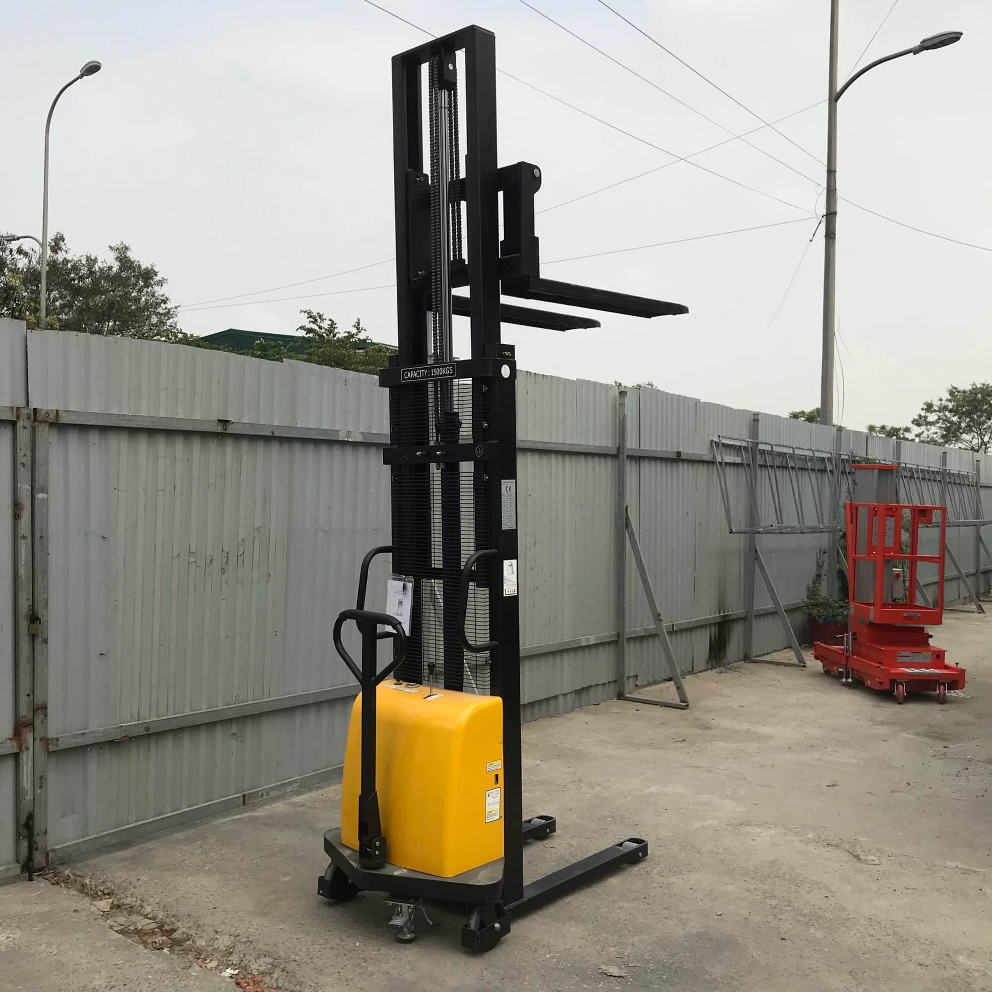 Xe nâng bán tự động 1.5 tấn chân hẹp nhập khẩu chính hãng 2 Xe nâng bán tự động 1.5 tấn