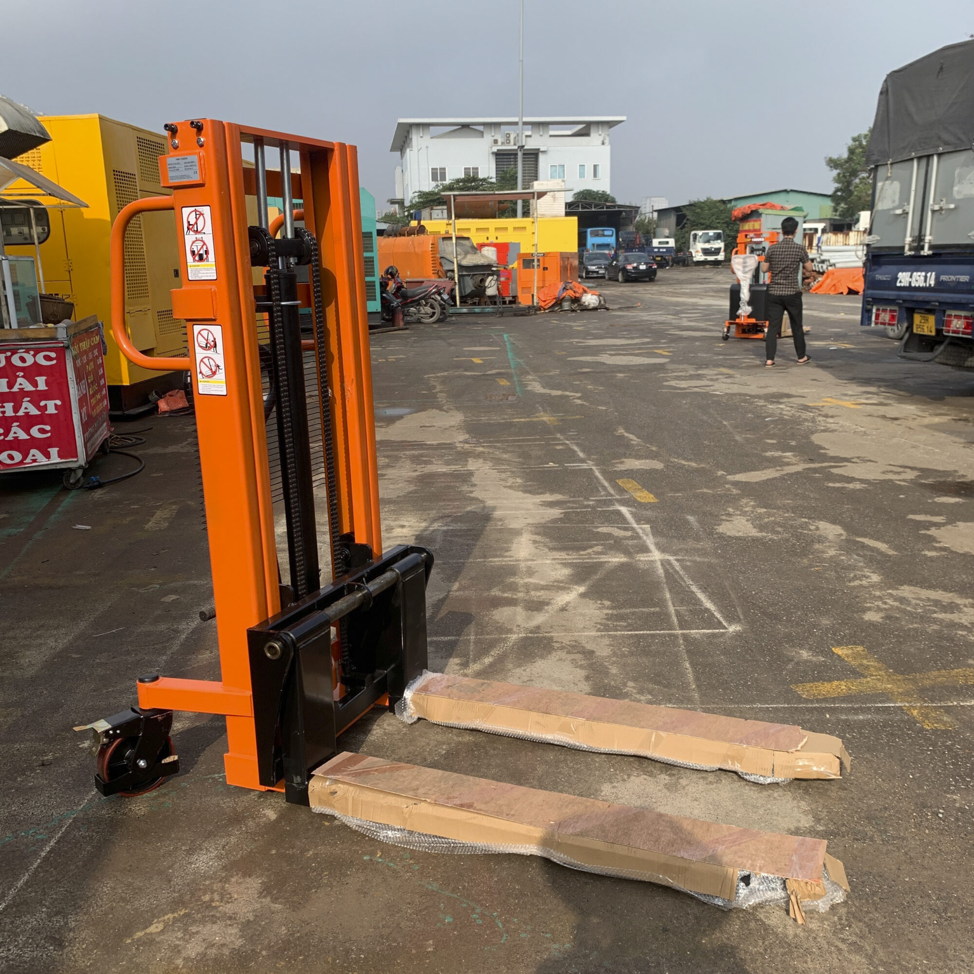 Xe nâng tay cao 2 tấn có phanh cung cấp với giá rẻ siêu sock 1 Xe nâng tay cao 2 tấn có phanh