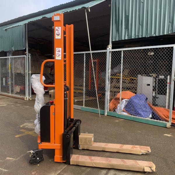 Những điều cần biết khi sử dụng xe nâng bán tự động 5 xe nang ban tu dong 2