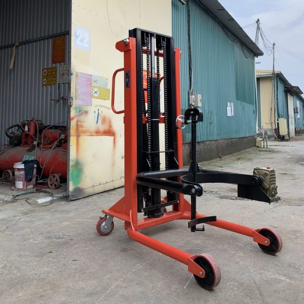 Xe nâng quay đổ phuy 2m hiệu quả với chiều cao hoàn hảo 4 Xe nâng quay đổ phuy 2m
