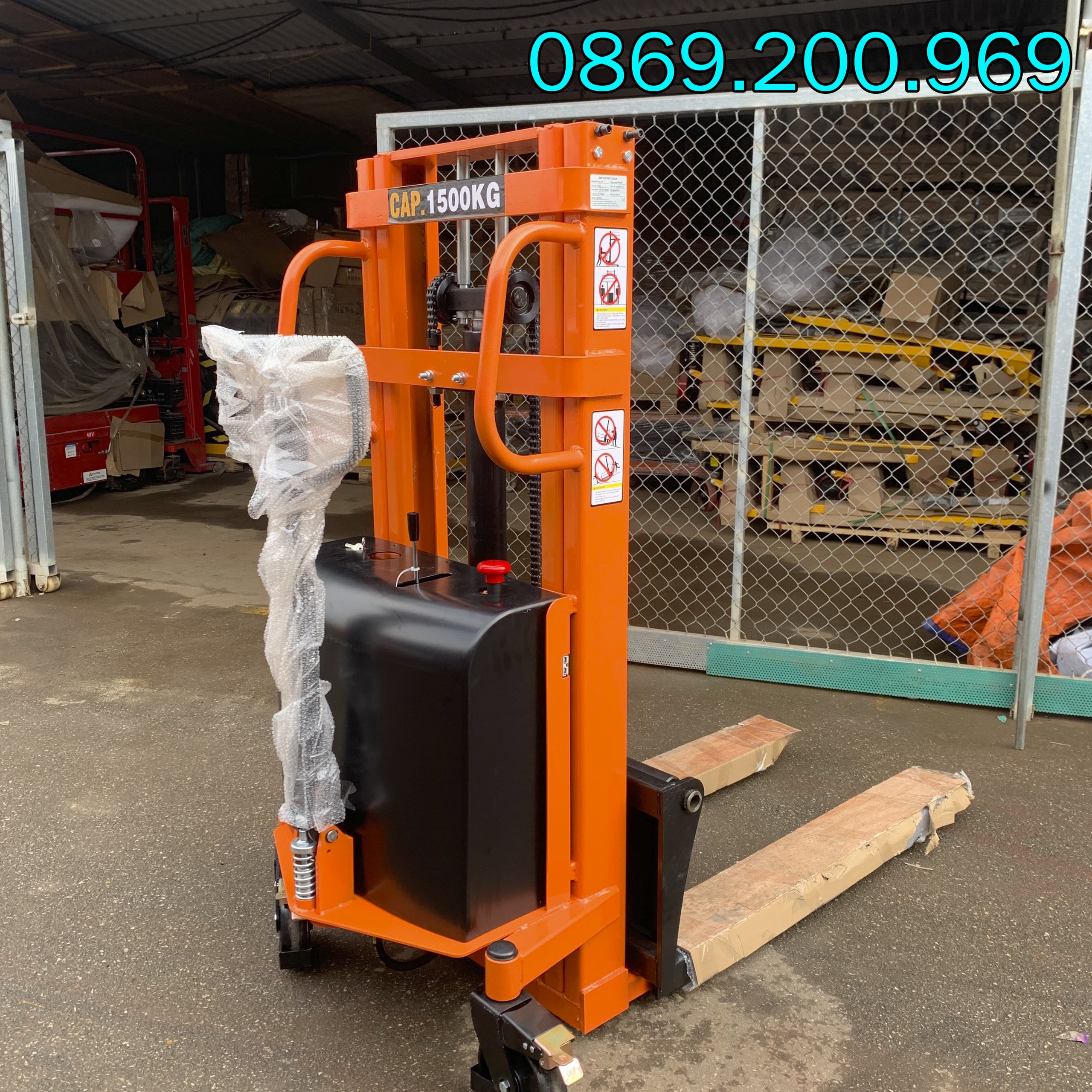 Ứng dụng của xe nâng bán tự động nâng hạ hàng 4 xe nang ban tu dong