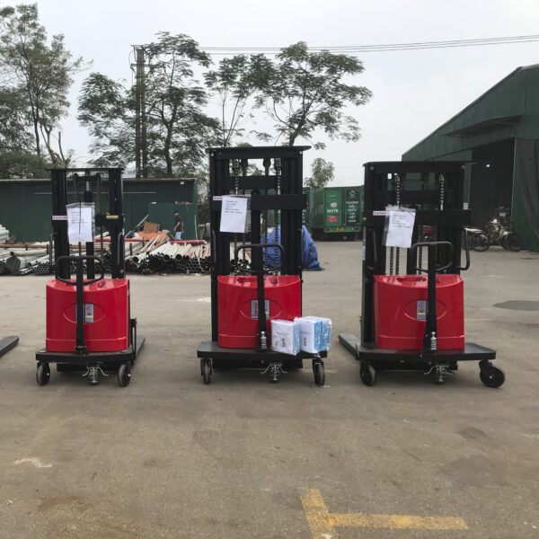 Xe nâng bán tự động 4m: Giải pháp nâng hạ hàng hóa hiệu quả và an toàn 4 xe nang ban tu dong 1