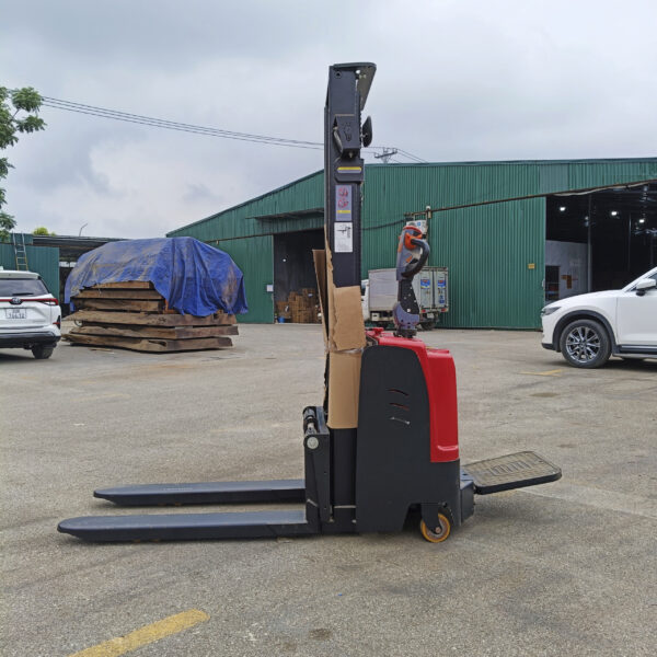 Xe nâng điện có bệ đứng lái 1,5 tấn nâng cao 3m CDD1530 hãng Waylift