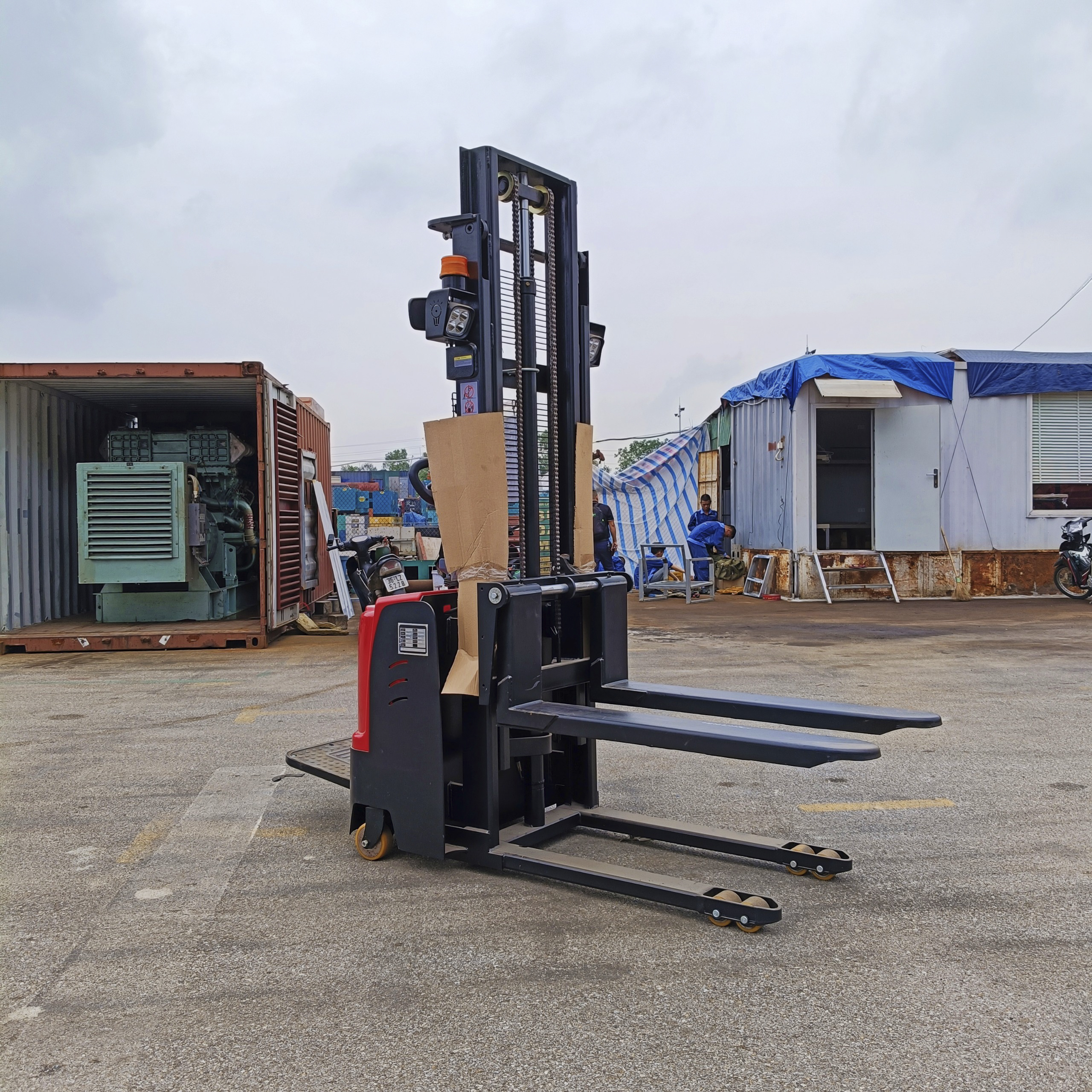 Xe nâng điện có bệ đứng lái 1,5 tấn nâng cao 3m CDD1530 hãng Waylift 3 Xe nâng điện có bệ đứng lái 1,5 tấn nâng cao 3m CDD1530 hãng Waylift - Ảnh 3