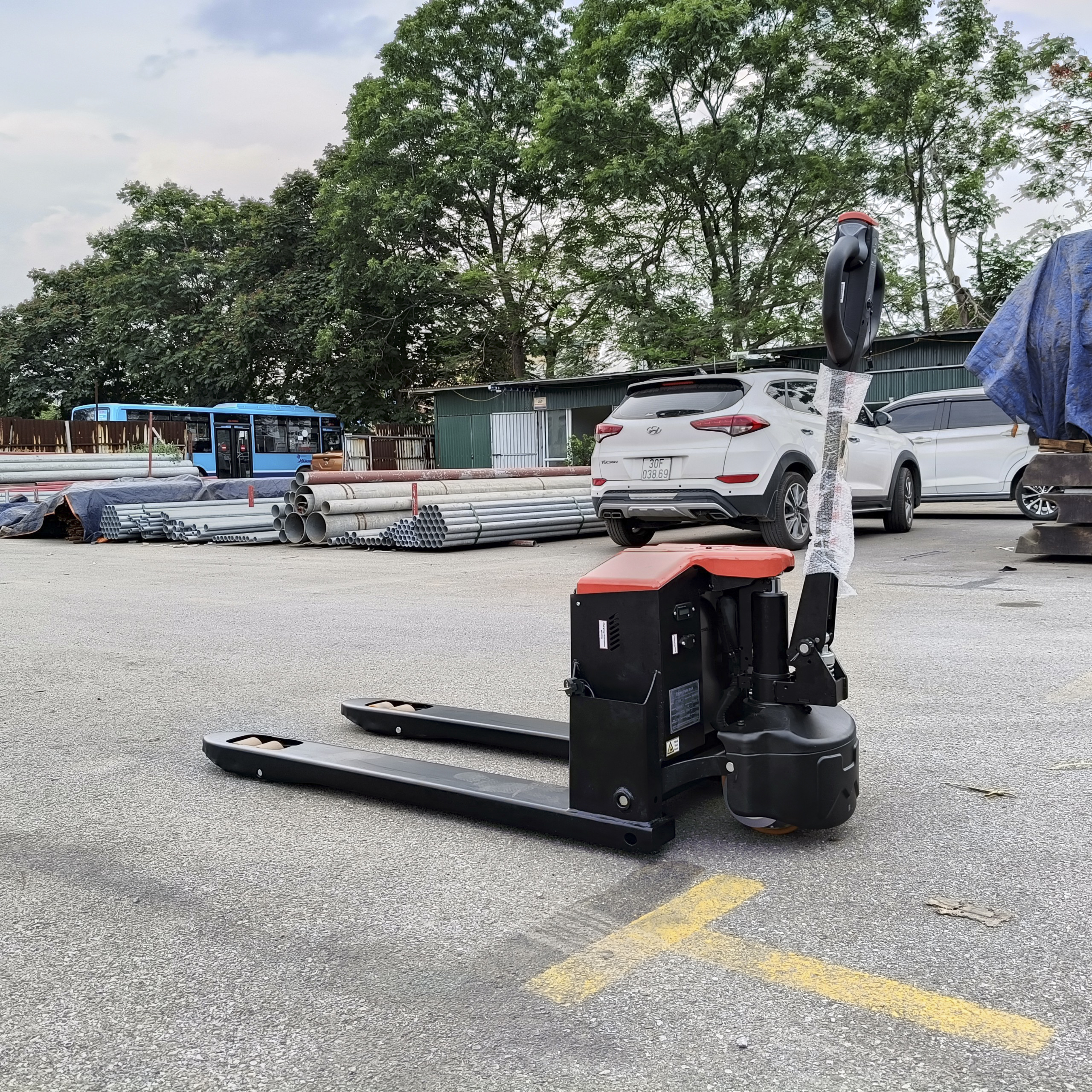 Tìm hiểu về xe nâng điện thấp: Cấu tạo, nguyên lý hoạt động và ứng dụng 8 xe nang dien thap 2 tan hk 20 yancha 1 1