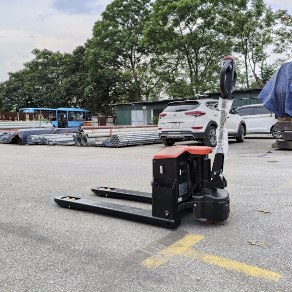 Xe nâng tay điện 2 tấn: Ưu điểm vượt trội và ứng dụng phổ biến