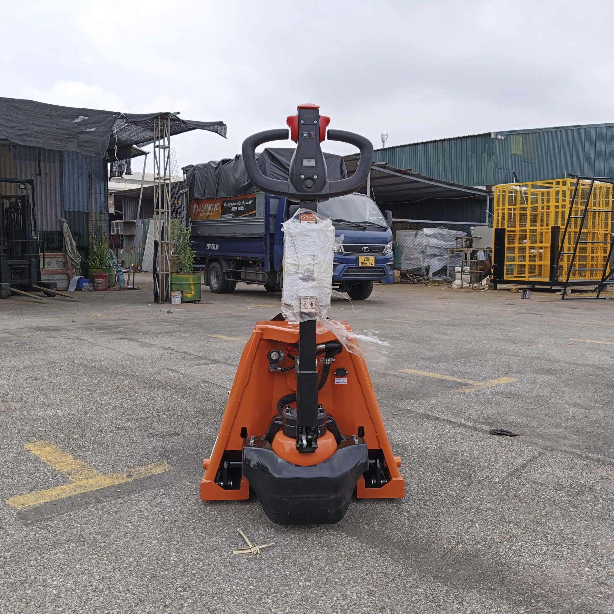 Xe nâng tay điện 2 tấn: Ưu điểm vượt trội và ứng dụng phổ biến 7 Xe nâng tay điện 2 tấn