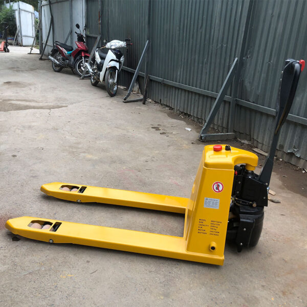 Xe nâng tay điện 2 tấn: Ưu điểm vượt trội và ứng dụng phổ biến 5 xe nang tay dien