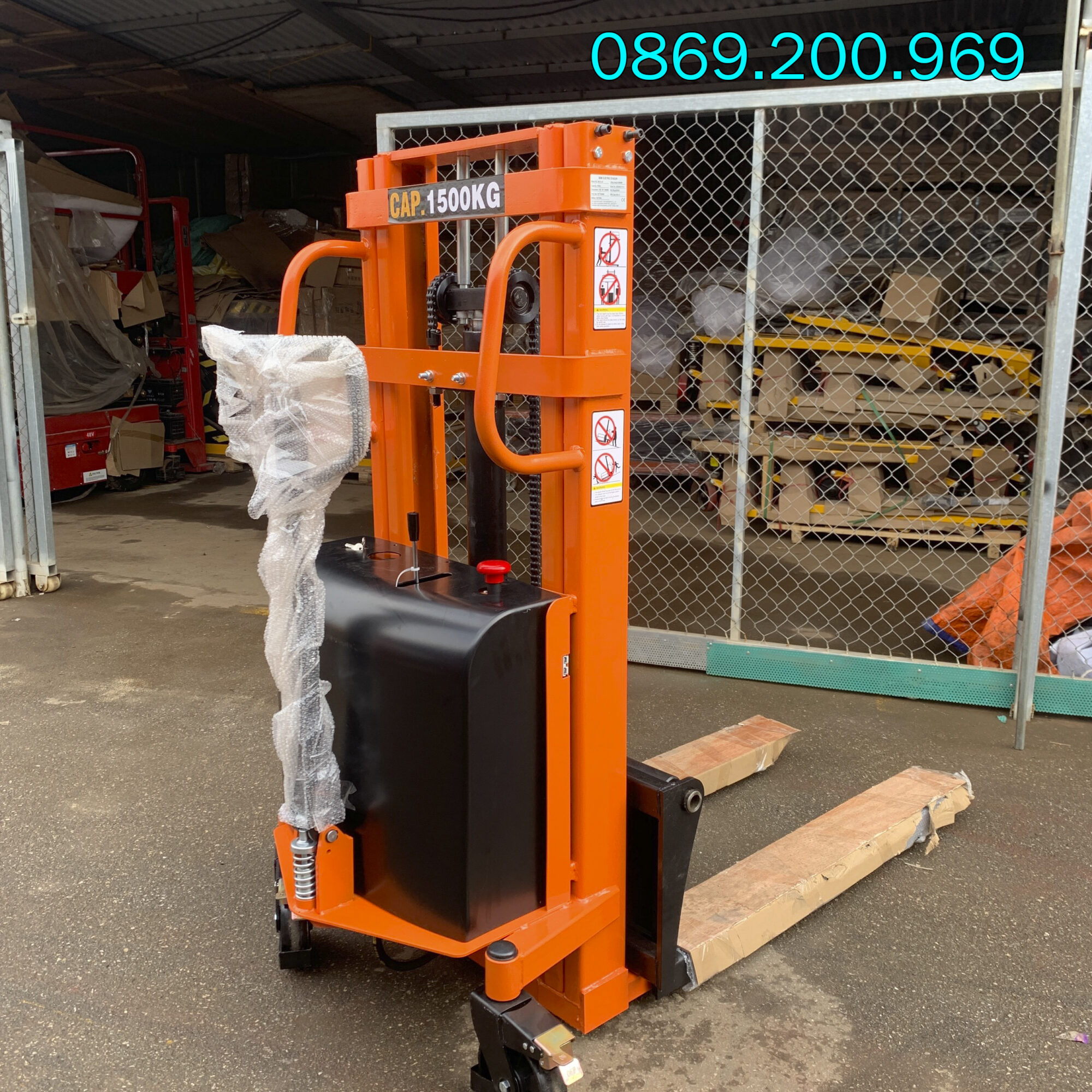 Phân Loại & Lựa Chọn Xe Nâng Điện Bán Tự Động Phù Hợp 2 Xe nâng điện bán tự động