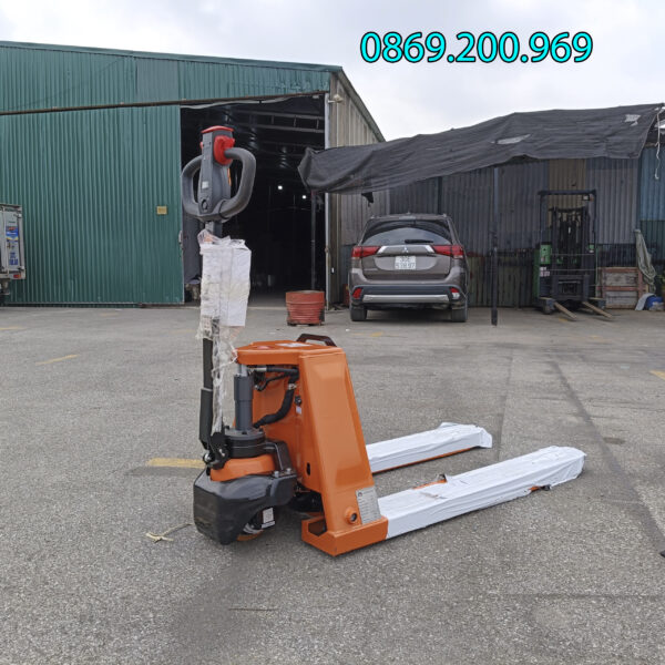 Giá Xe Nâng Tay Điện: Yếu Tố Ảnh Hưởng Và Bảng Giá Tham Khảo 6 gia xe nang tay dien 1