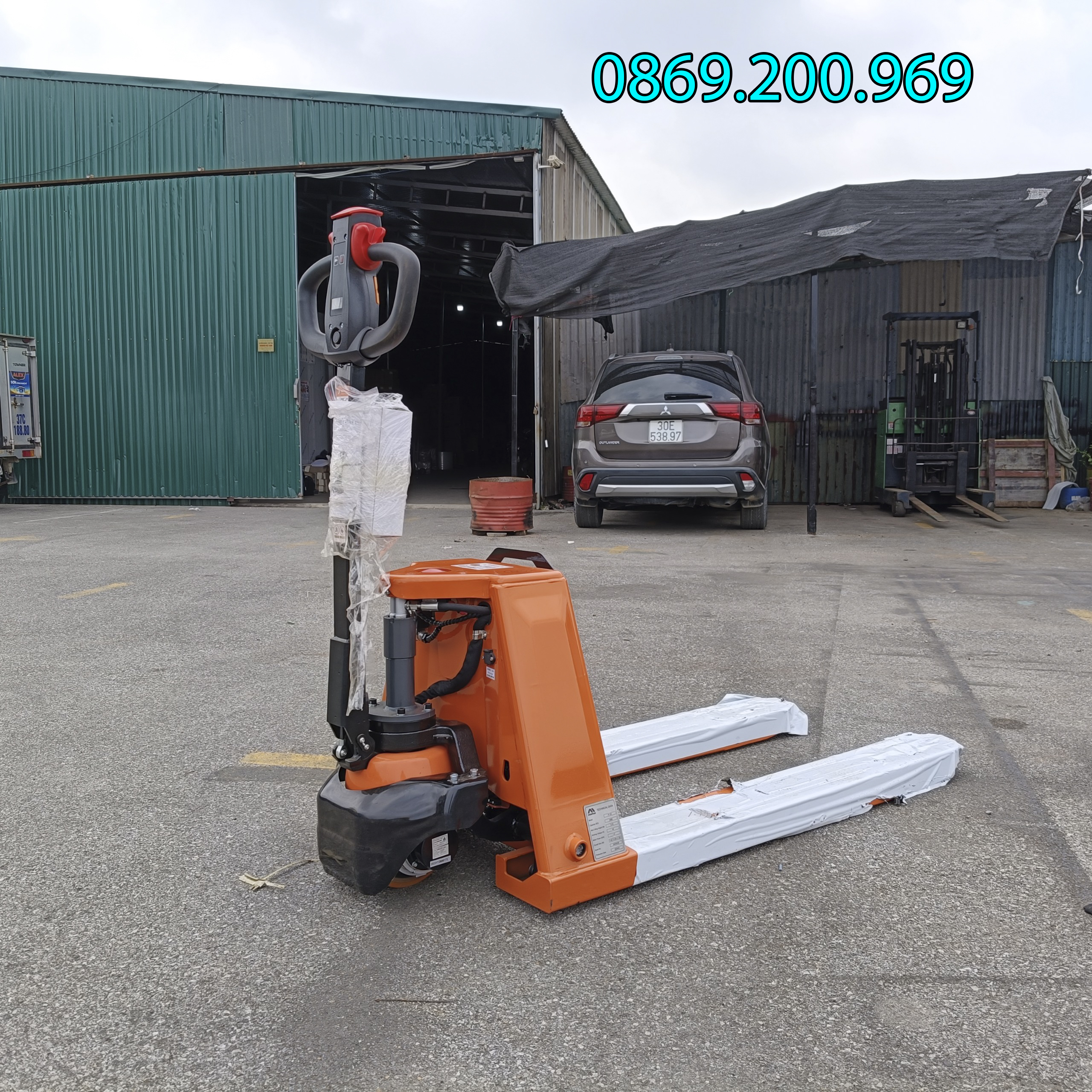 Giá Xe Nâng Tay Điện: Yếu Tố Ảnh Hưởng Và Bảng Giá Tham Khảo 2 Giá Xe Nâng Tay Điện: Yếu Tố Ảnh Hưởng Và Bảng Giá Tham Khảo - Ảnh 2