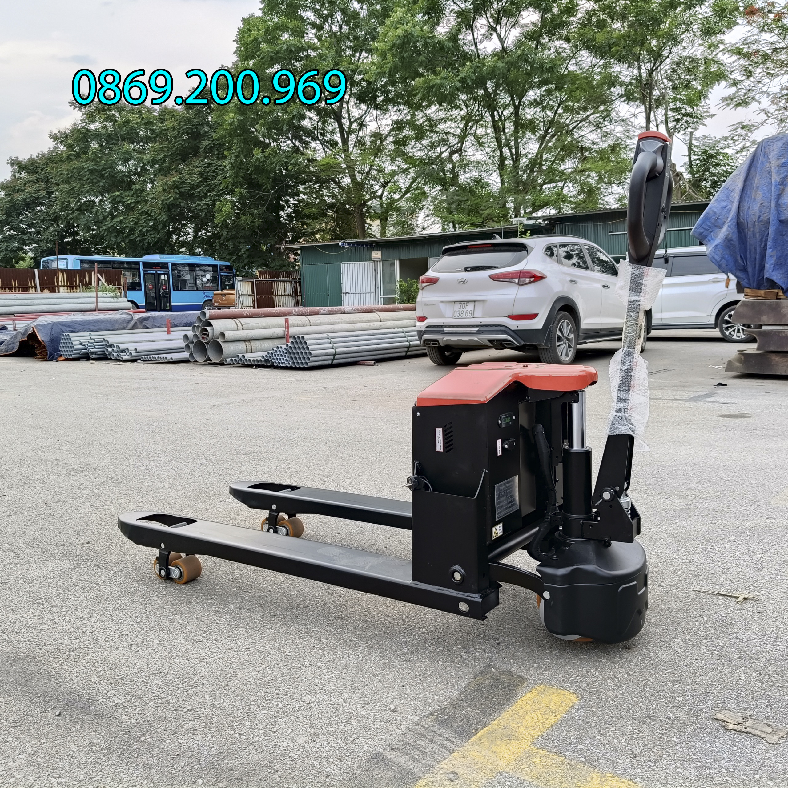 Giá Xe Nâng Tay Điện: Yếu Tố Ảnh Hưởng Và Bảng Giá Tham Khảo 4 Giá Xe Nâng Tay Điện: Yếu Tố Ảnh Hưởng Và Bảng Giá Tham Khảo - Ảnh 4