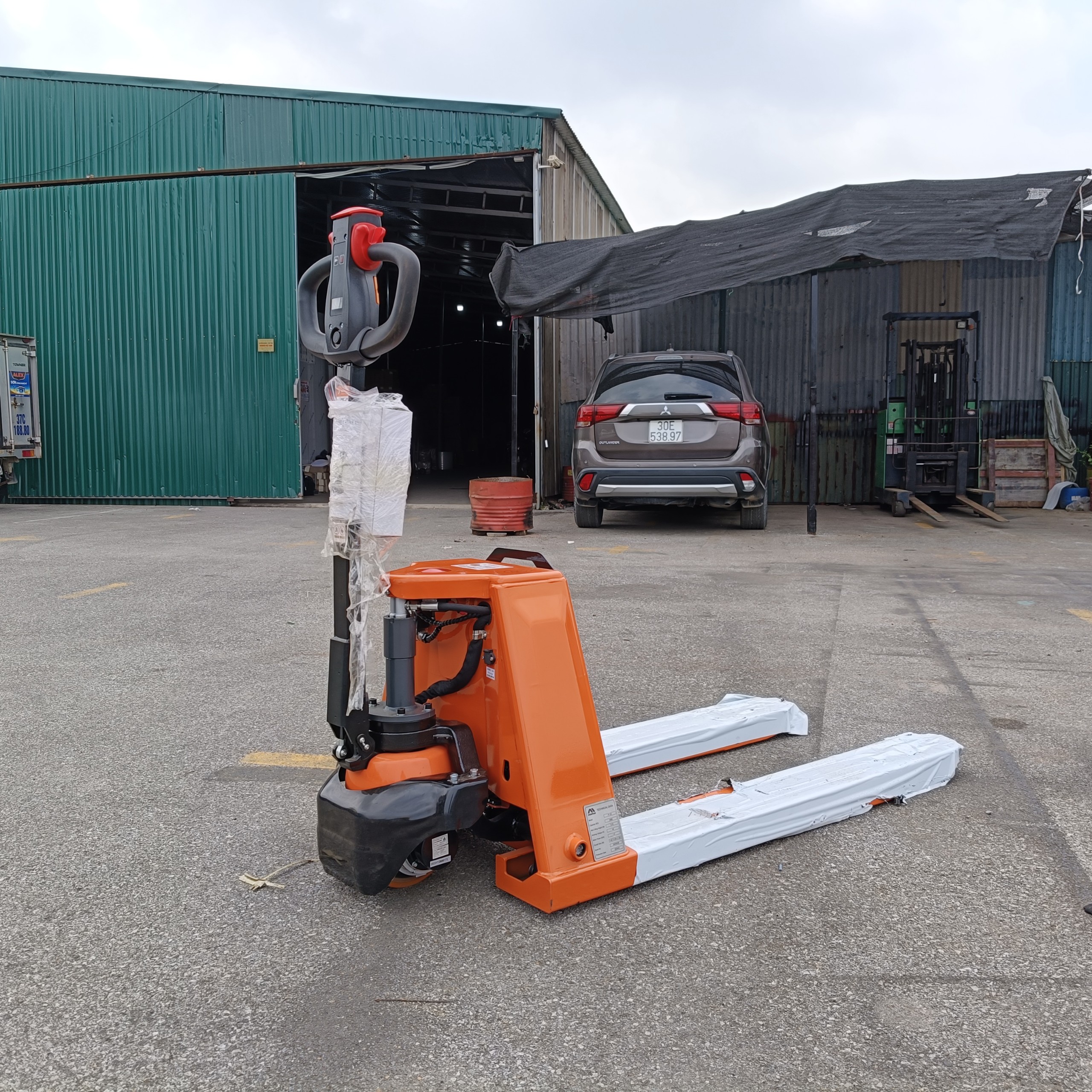 Giá Xe Nâng Tay Điện: Yếu Tố Ảnh Hưởng Và Bảng Giá Tham Khảo 1 Giá Xe Nâng Tay Điện: Yếu Tố Ảnh Hưởng Và Bảng Giá Tham Khảo