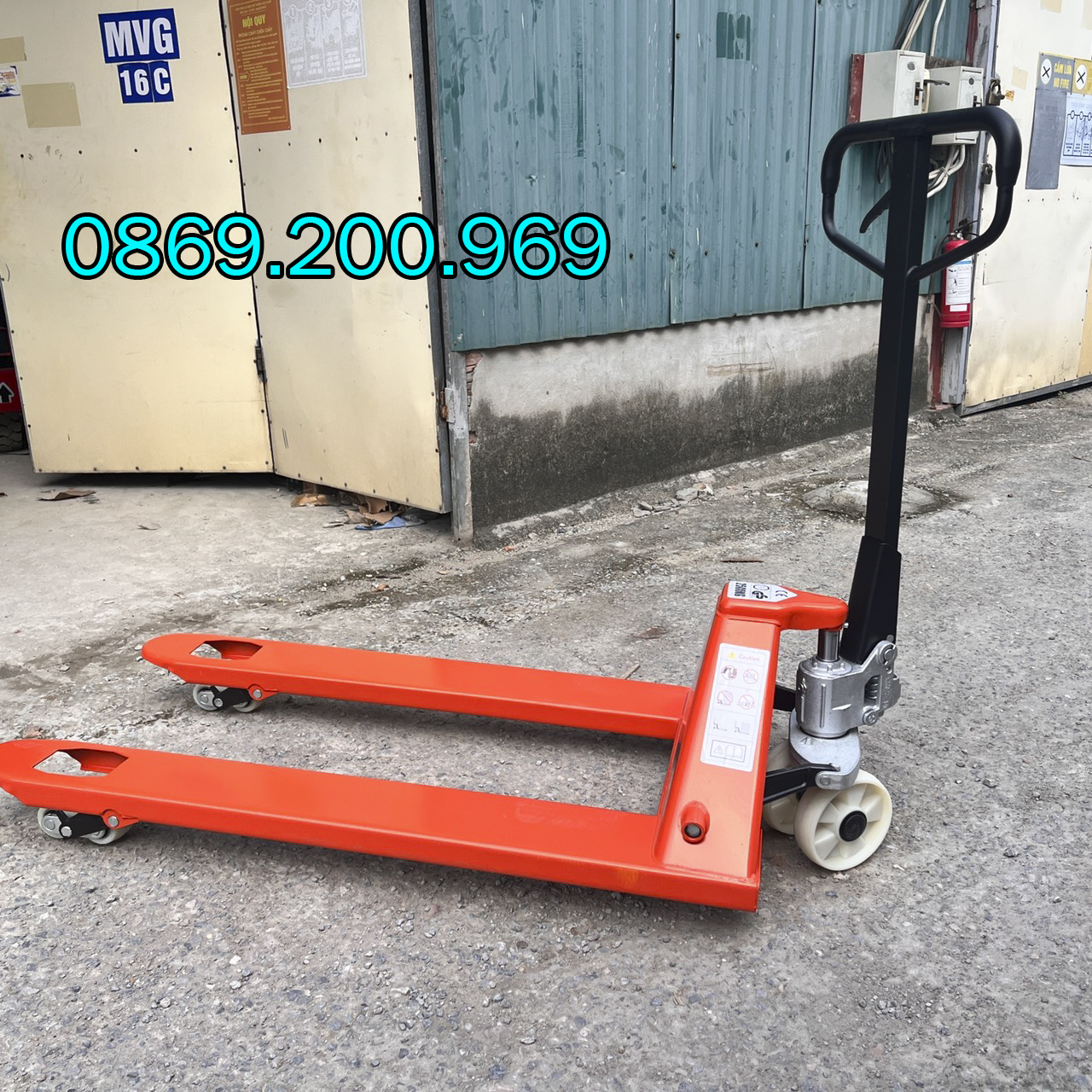 Giá xe nâng tay 3 tấn: Phân tích và lựa chọn hợp lý 1 xe nâng tay 3 tấn