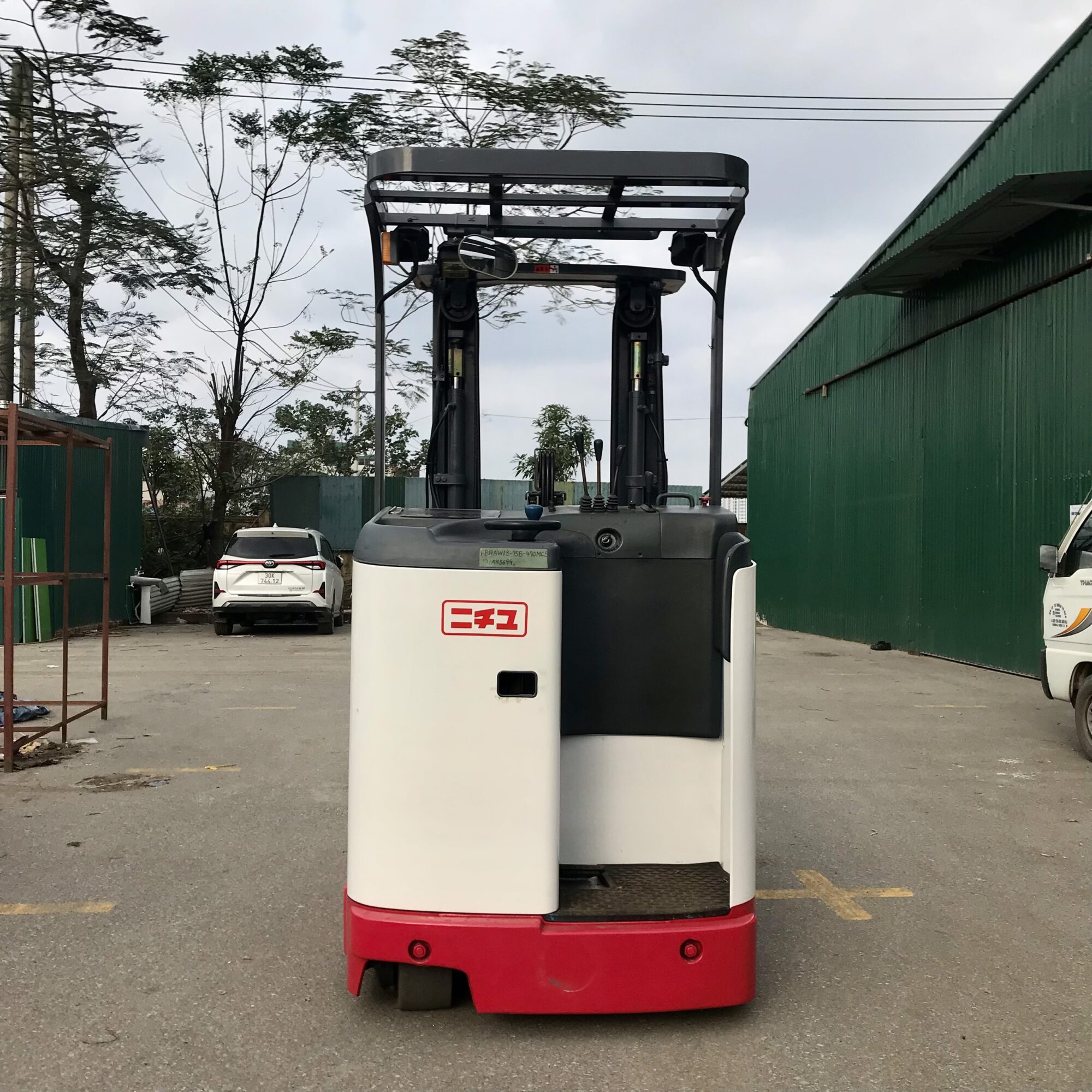 So sánh xe nâng bán tự động với xe tự động 1 So sánh xe nâng bán tự động với xe tự động