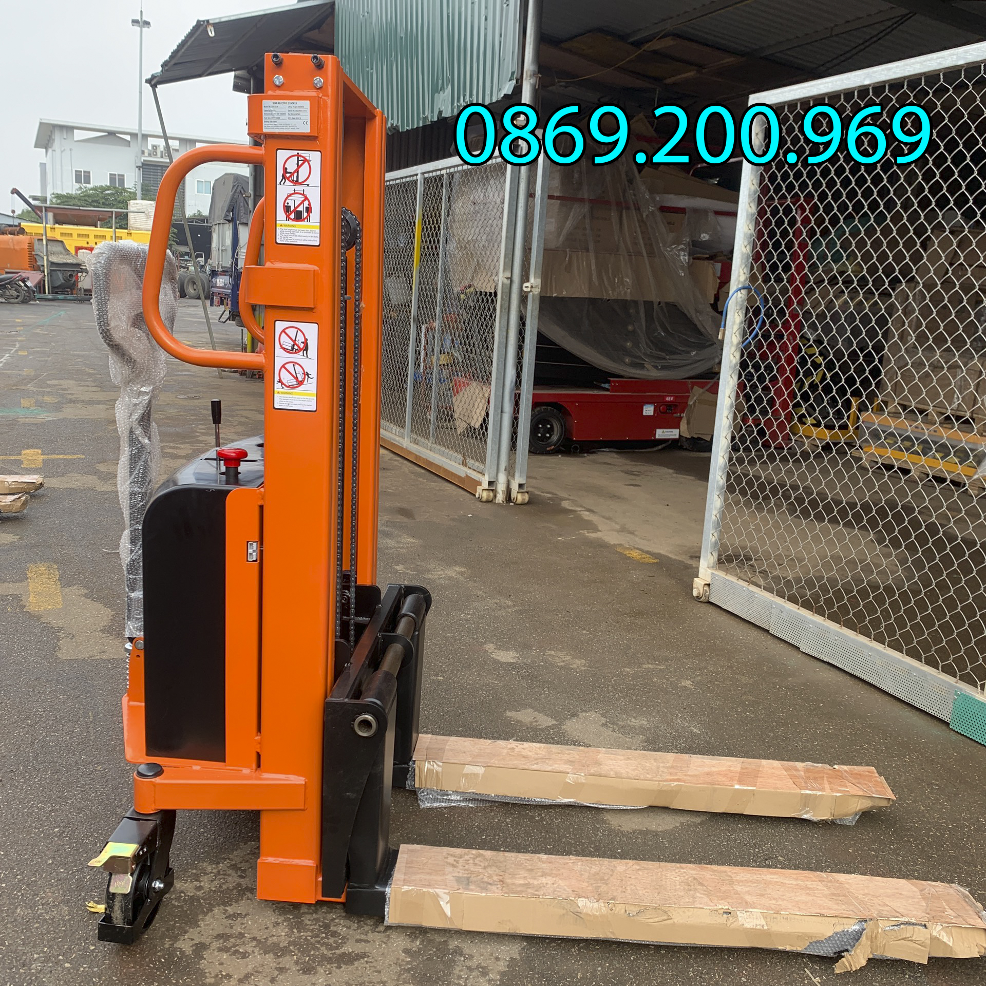 Xe nâng bán tự động chất lượng giá tốt 2 Xe nâng bán tự động chất lượng giá tốt