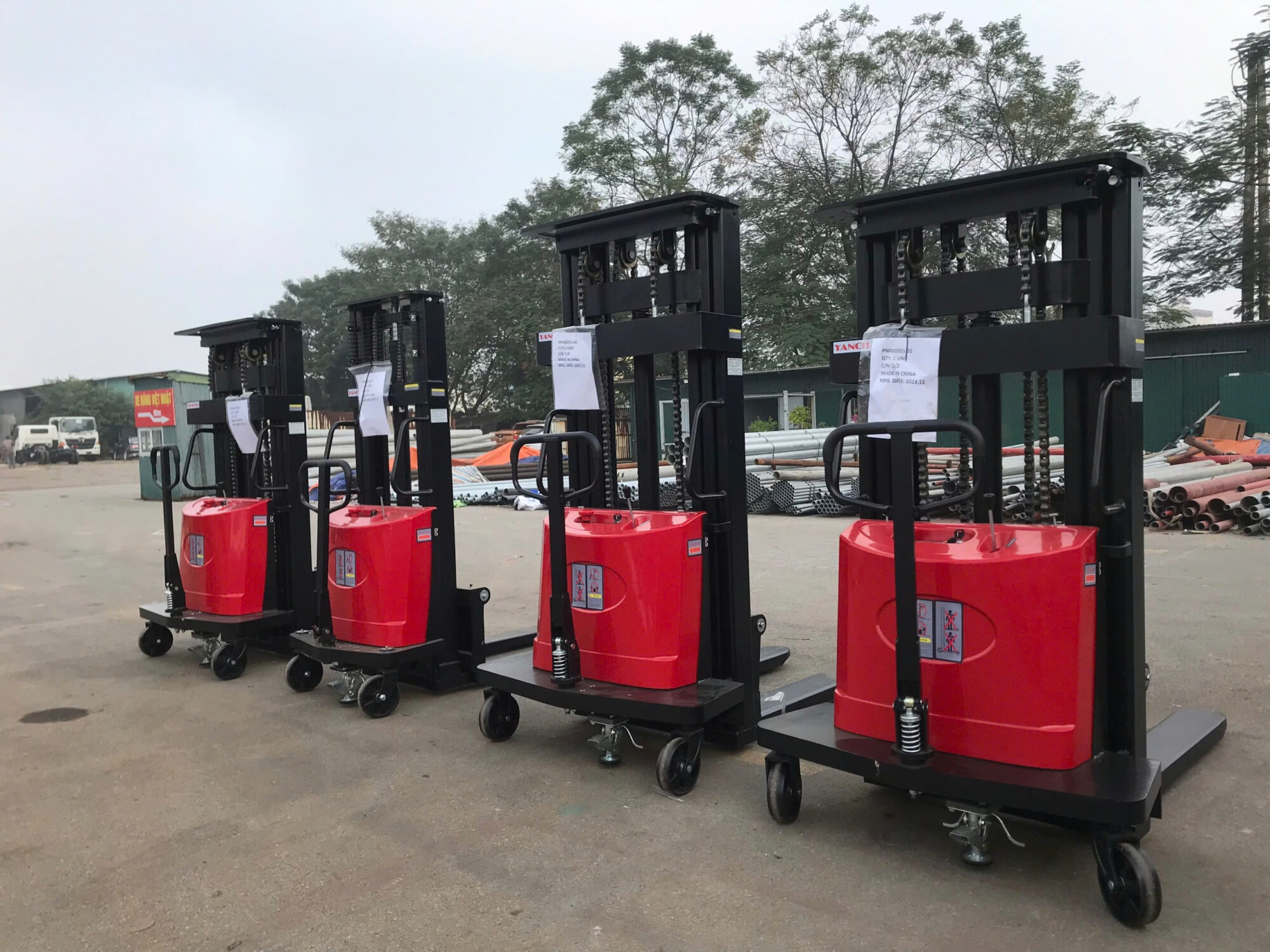 So sánh xe nâng bán tự động với xe tự động 2 So sánh xe nâng bán tự động với xe tự động