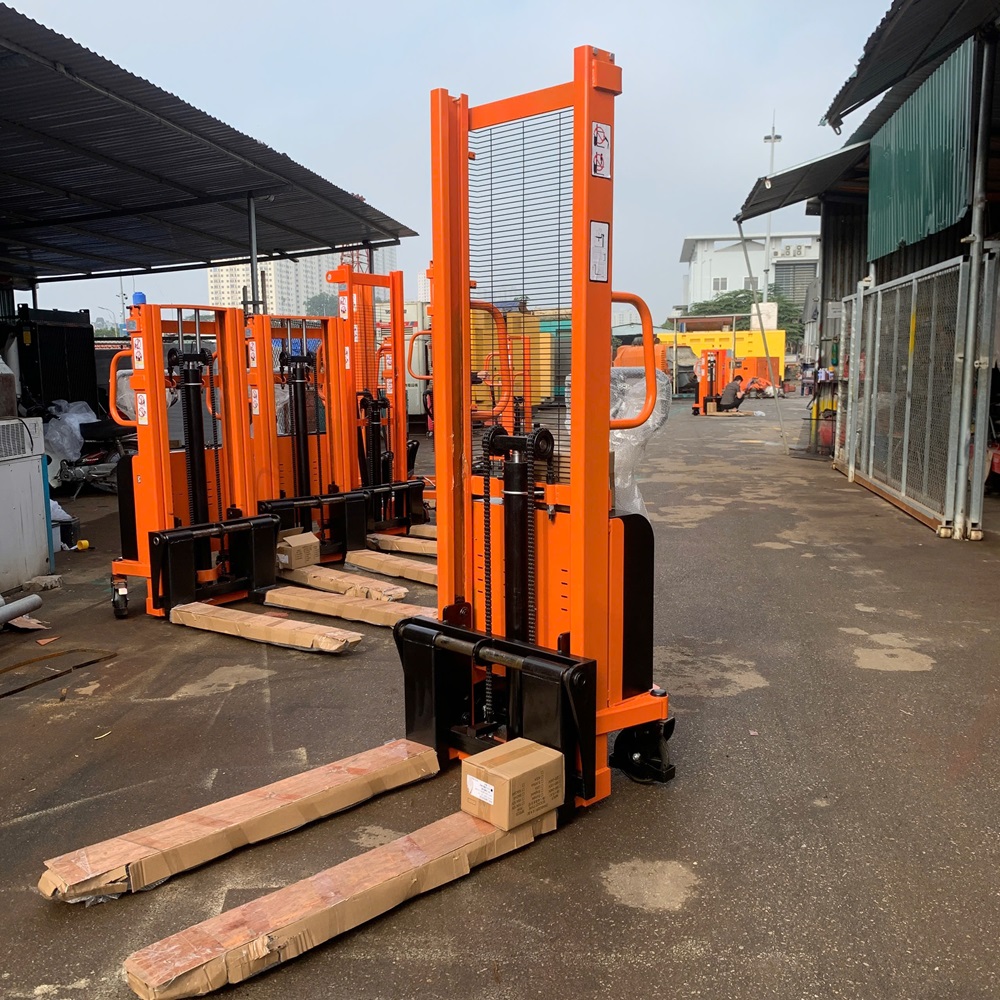 So sánh xe nâng bán tự động với xe tự động