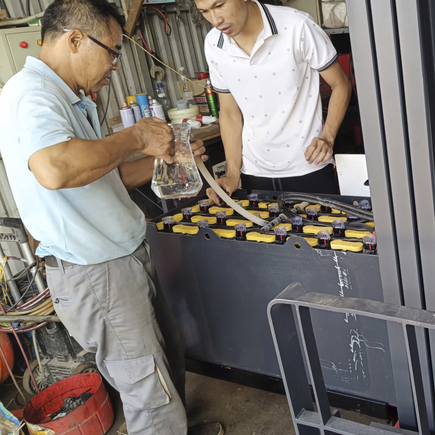 nuoc cat cham binh ac quy xe nang 1