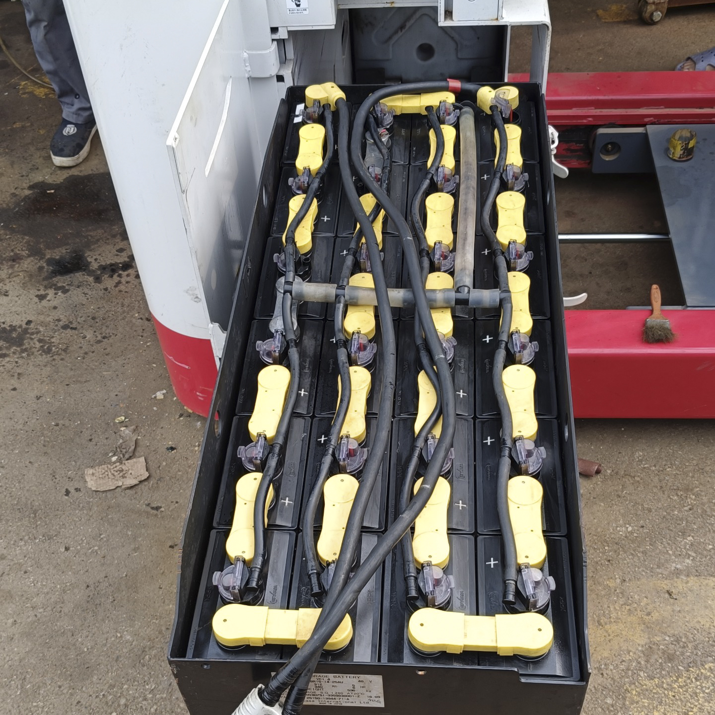 Nước Cất Châm Bình Ắc quy Xe Nâng Điện Cũ: Cách Chọn & Sử Dụng 3 Nước cất châm bình ắc quy