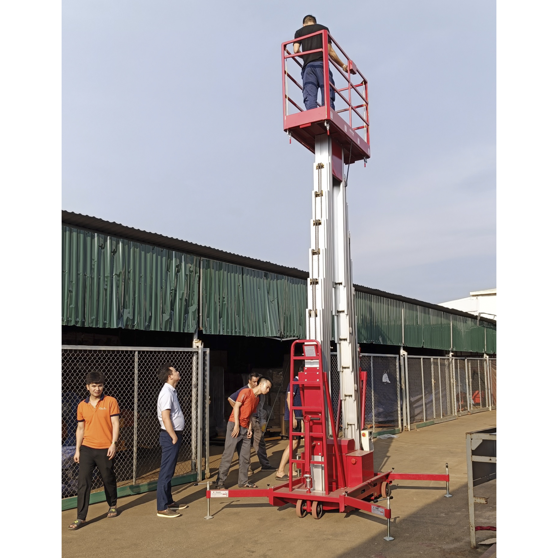 Xe nâng người 12m trục rút tải trọng 200kg GTWY12-200 hãng Maihui 4 Xe nâng người 12m