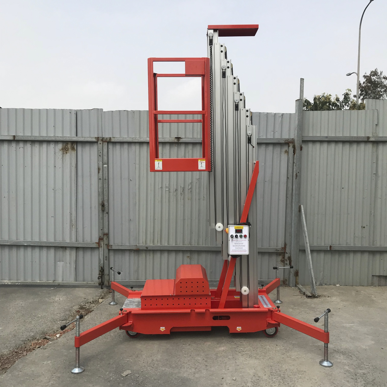 Xe nâng người 6m đơn trục rút tải trọng 125kg GTWY6-125 hãng Maihui 4 Xe nâng người 6m