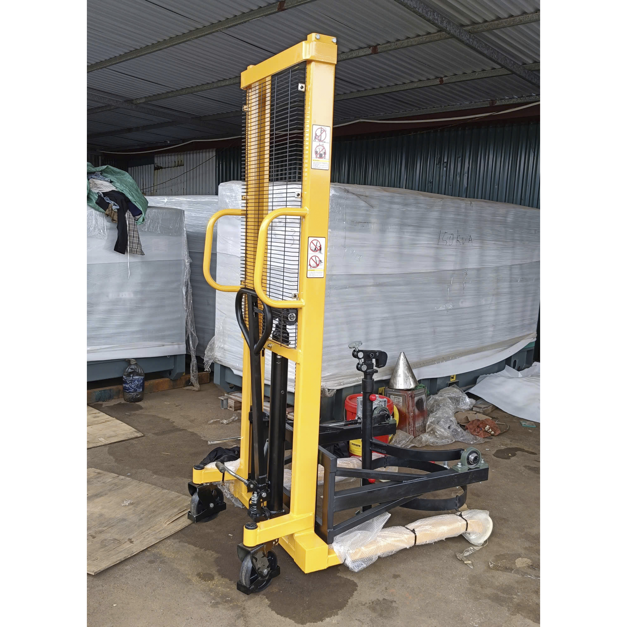 Xe nâng thùng phuy bằng tay 350kg nâng cao 1.5m 2 Xe nâng thùng phuy bằng tay 350kg nâng cao 1.5m - Ảnh 2