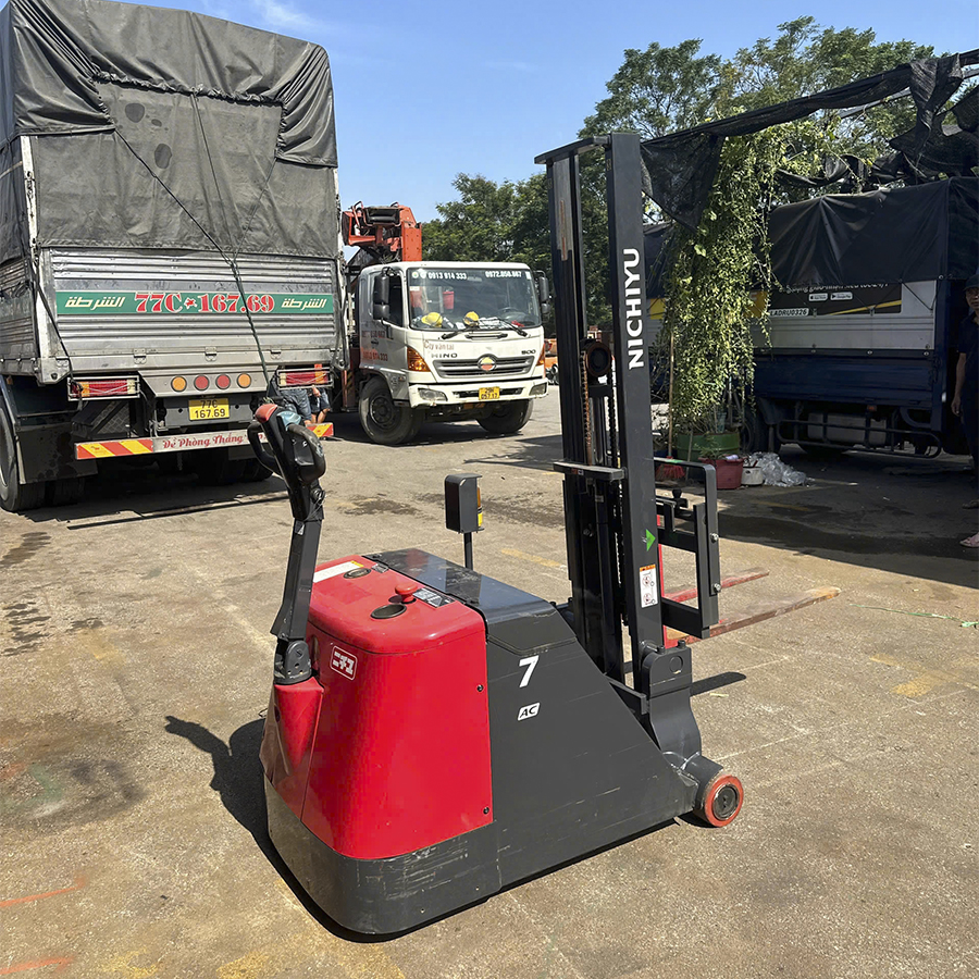 Xe nâng điện dắt lái cũ 700kg nâng 1,5m hãng Nichiyu - Nhật Bản 1 Xe nâng điện dắt lái cũ 700kg nâng 1,5m hãng Nichiyu - Nhật Bản