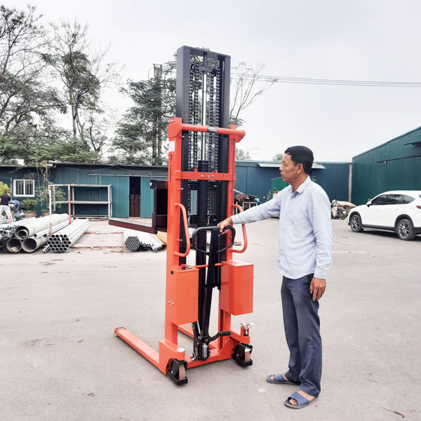 Xe nâng điện tay – Lựa chọn thông minh giúp tối ưu chi phí vận hành 3 Xe nâng điện tay