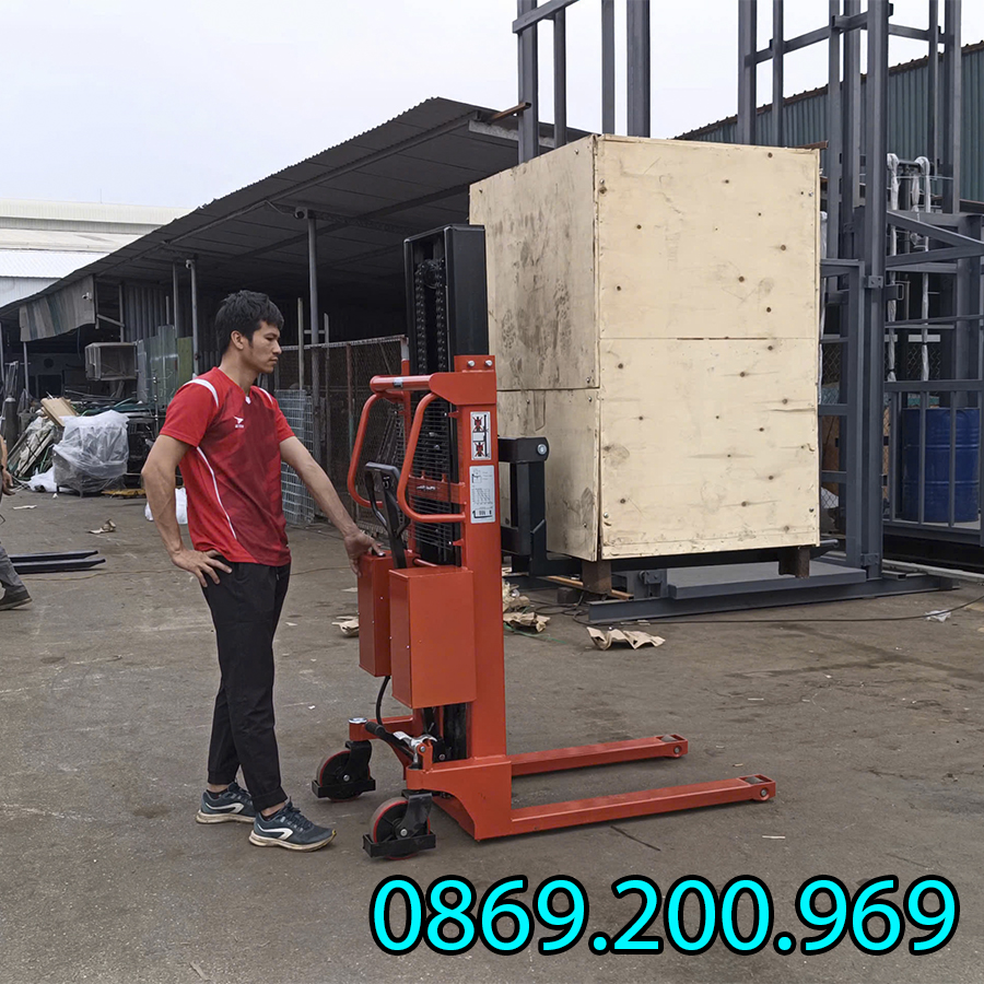 Xe nâng bán tự động