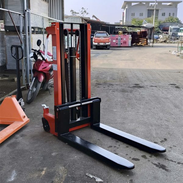 xe nang tay cao 1 tan nang 2m co phanh