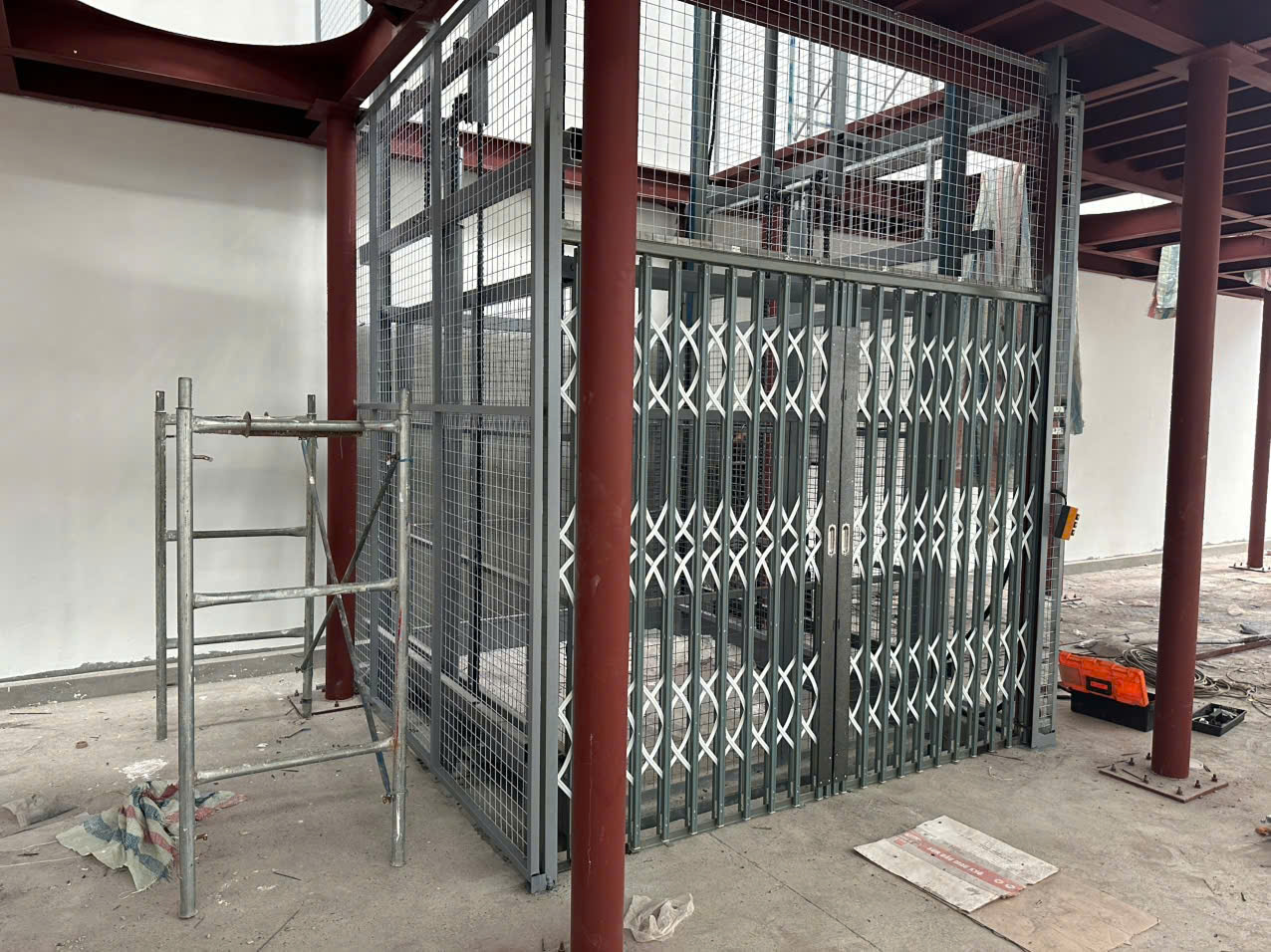 Thang Nâng Hàng 1000kg : Bảng Giá & Kỹ Thuật Lắp Đặt